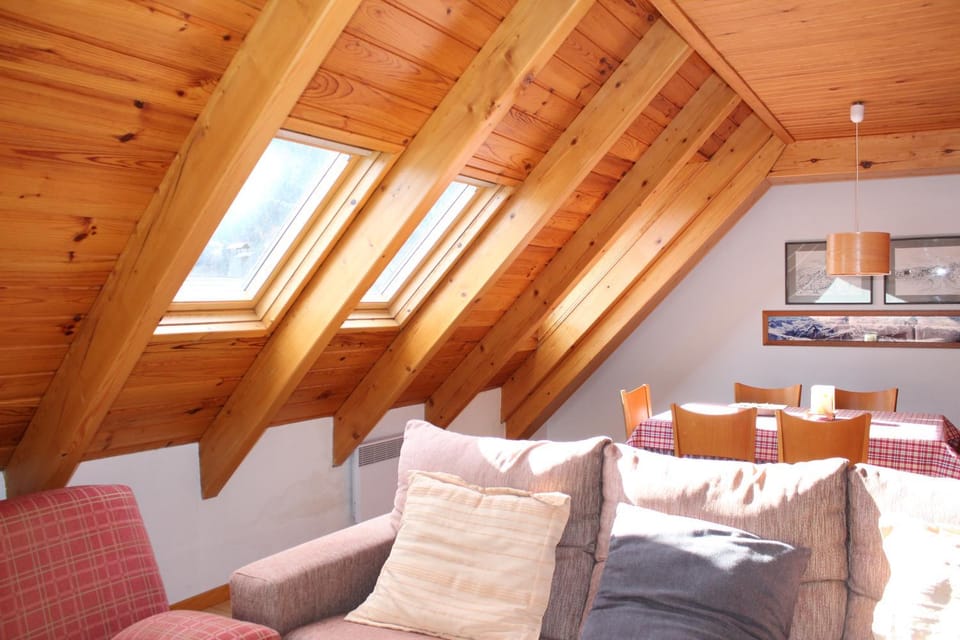 Nearby landmark, Natural landscape, Living room, Photo of the whole room, Seating area