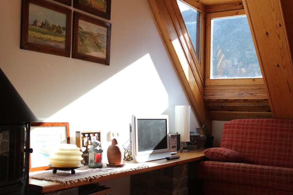 Nearby landmark, Natural landscape, TV and multimedia, Living room, Seating area