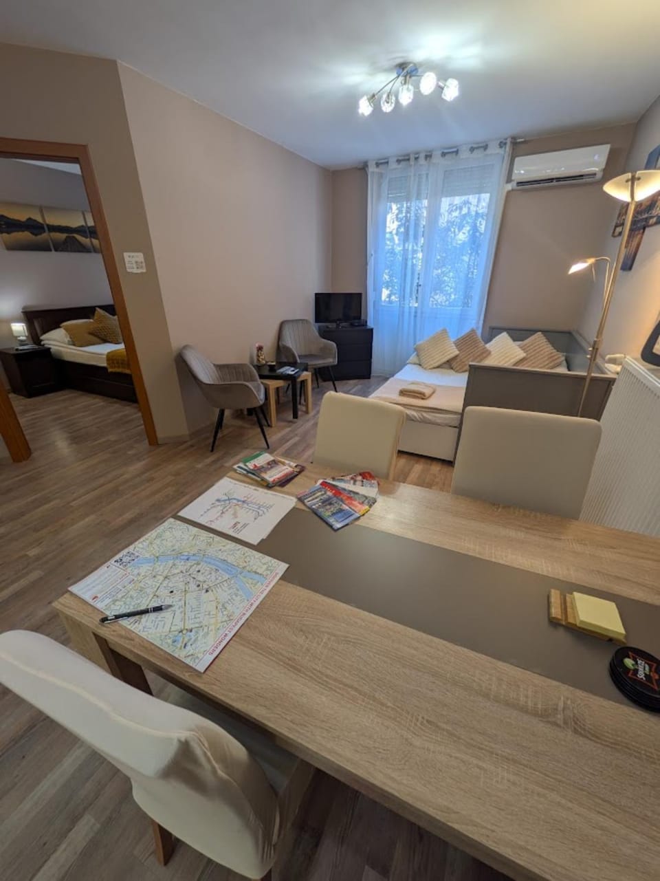 Bed, TV and multimedia, Living room, Photo of the whole room, Seating area, Dining area, Bedroom