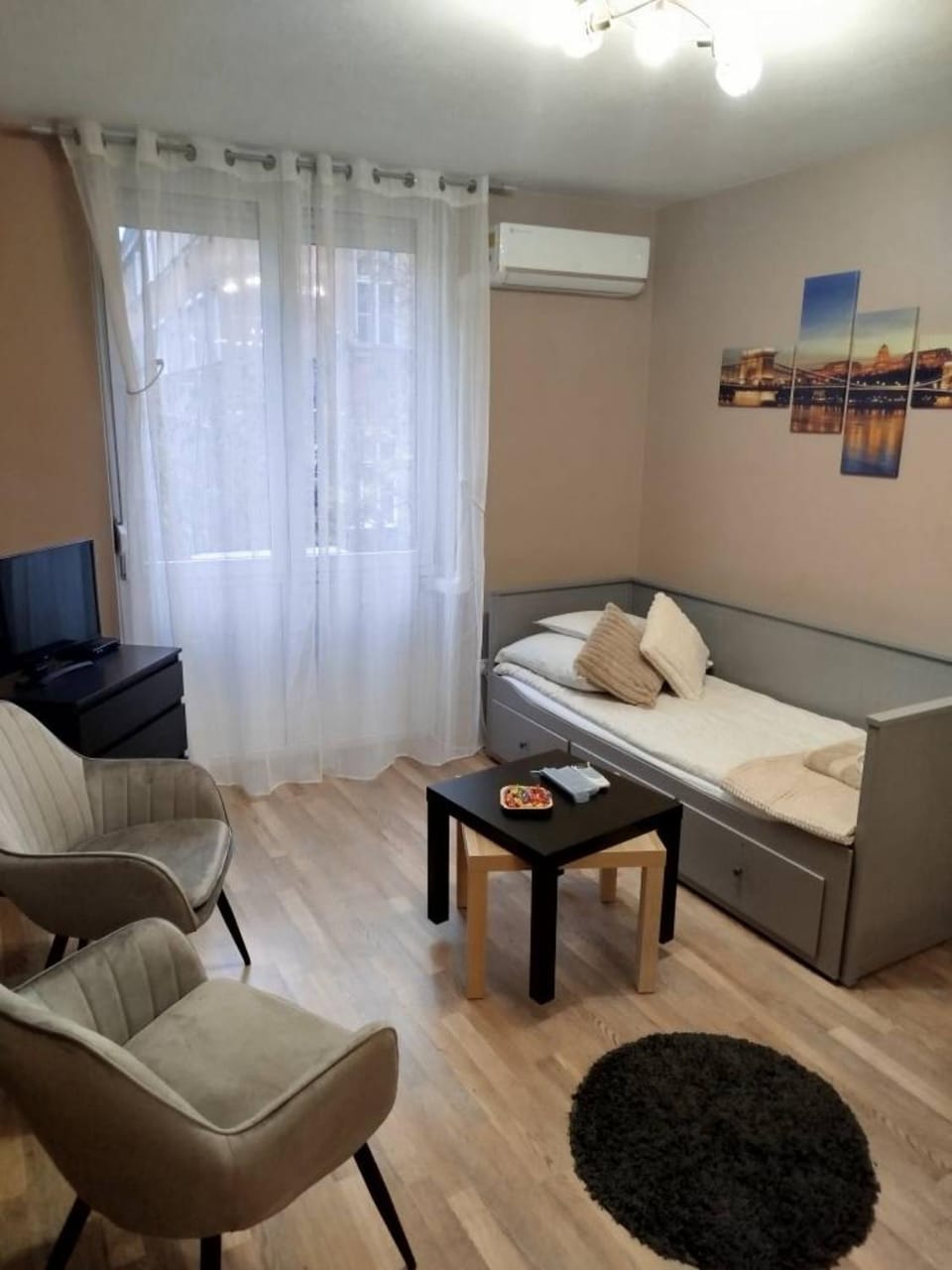 Bed, Living room, Photo of the whole room, Seating area, Bedroom, air conditioner