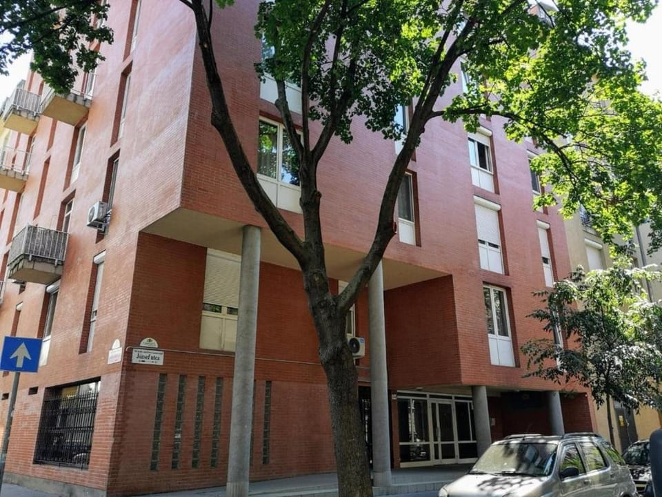 Property building, Day, Neighbourhood, Street view, Parking
