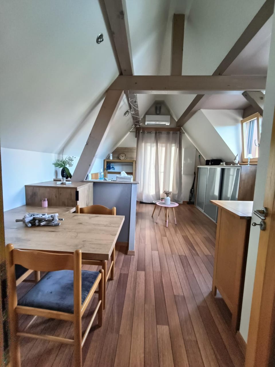 Seating area, Dining area