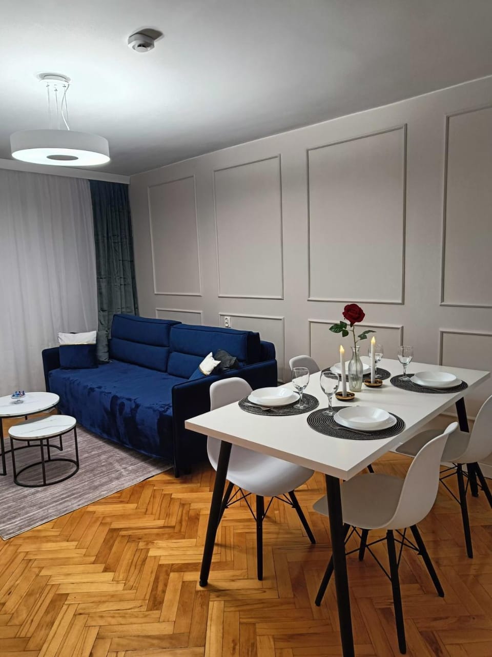 Property building, Staff, Bed, TV and multimedia, View (from property/room), Living room, Photo of the whole room, Decorative detail, Seating area, Bedroom, Food, Pets, Guests, Lake view, older children, Family, Inner courtyard view, internet, pet friendly