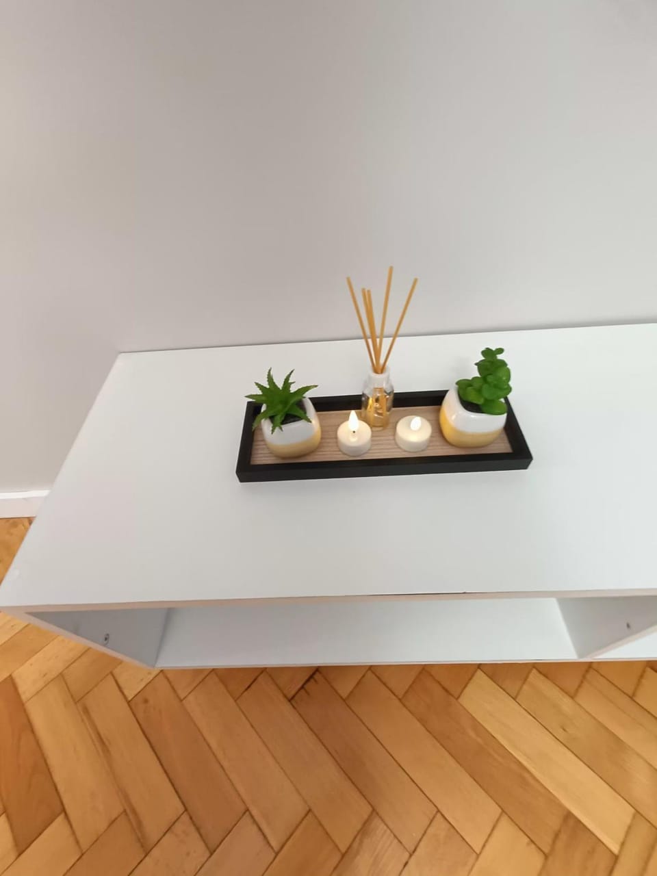 Property building, Decorative detail, Decorative detail, Seating area, Guests, Guests, Area and facilities