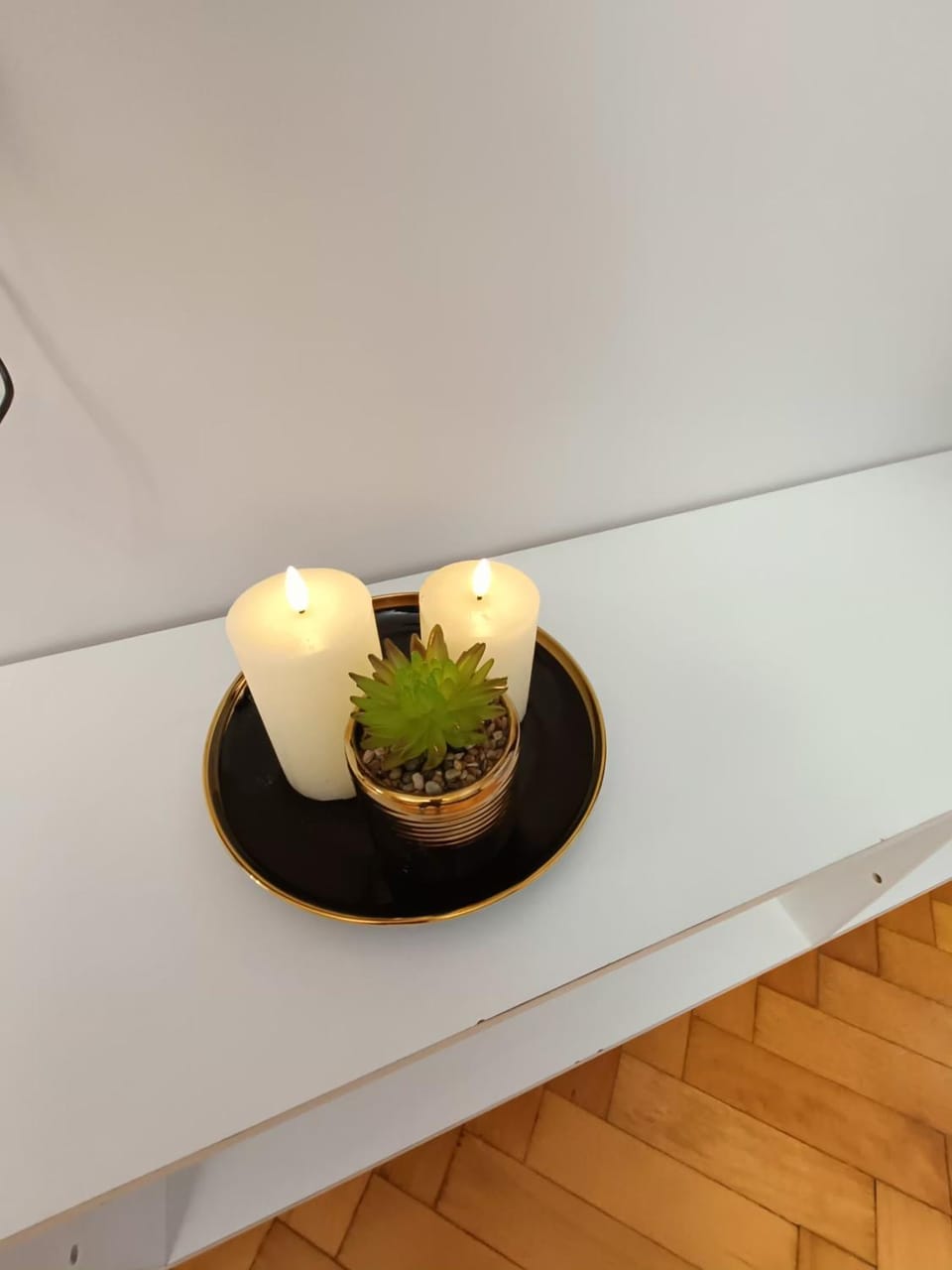 Property building, TV and multimedia, Living room, Decorative detail, Evening entertainment, group of guests, internet