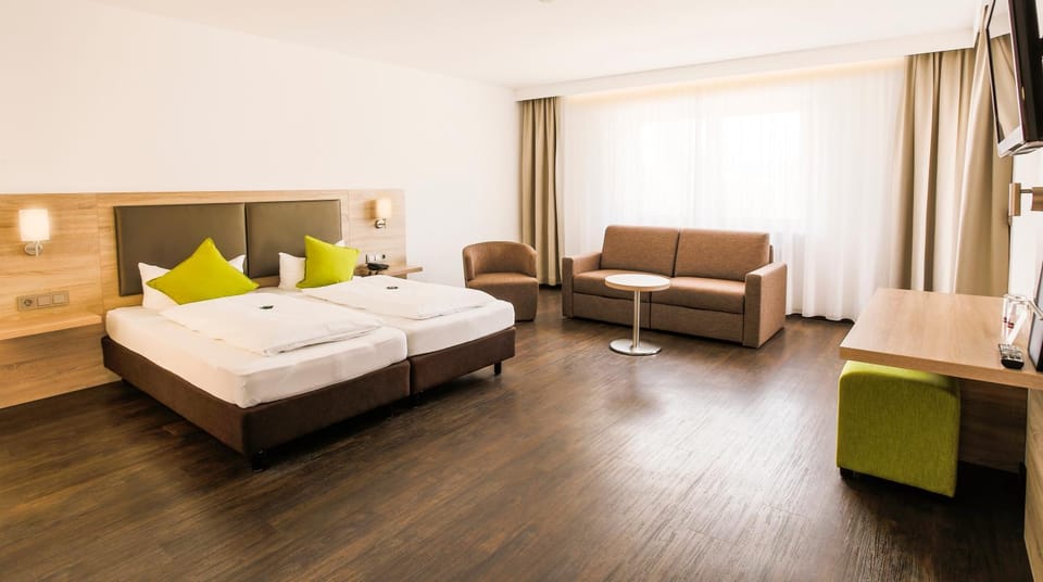 Bed, TV and multimedia, Photo of the whole room, Seating area, Bedroom