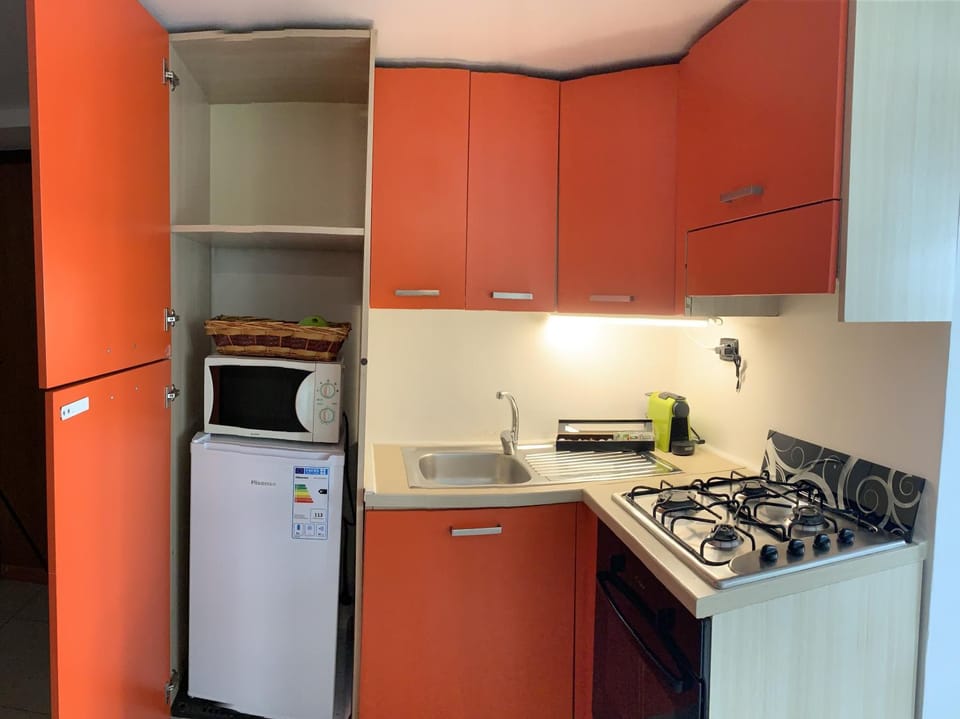 Kitchen or kitchenette, oven, stove