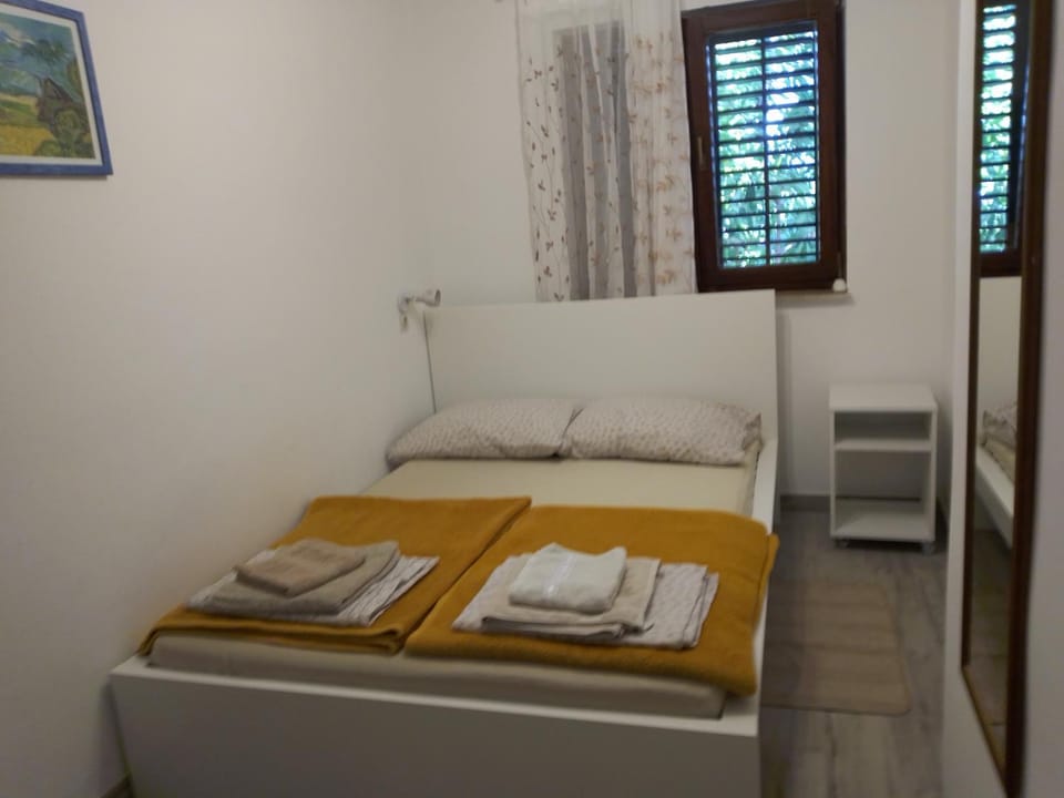 Bed, Bedroom, towels