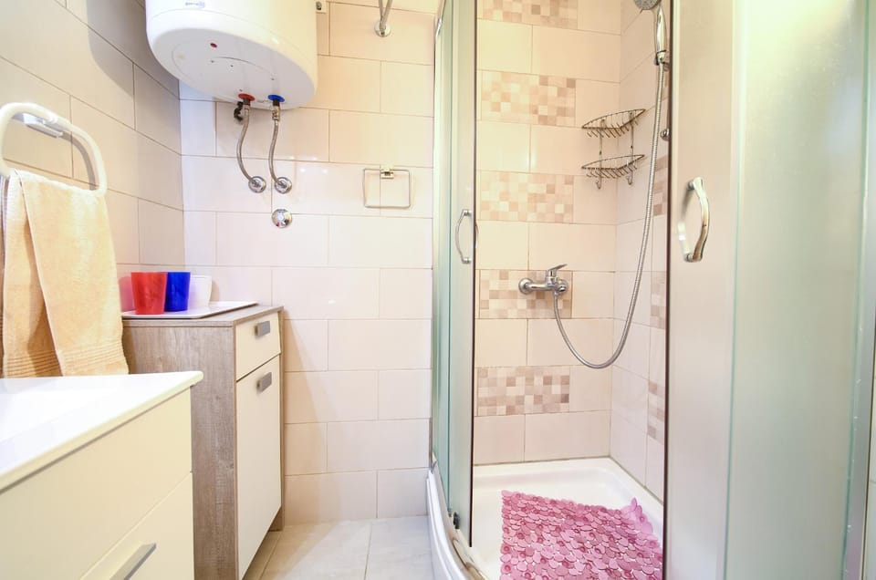 Shower, Toilet, Bathroom, towels