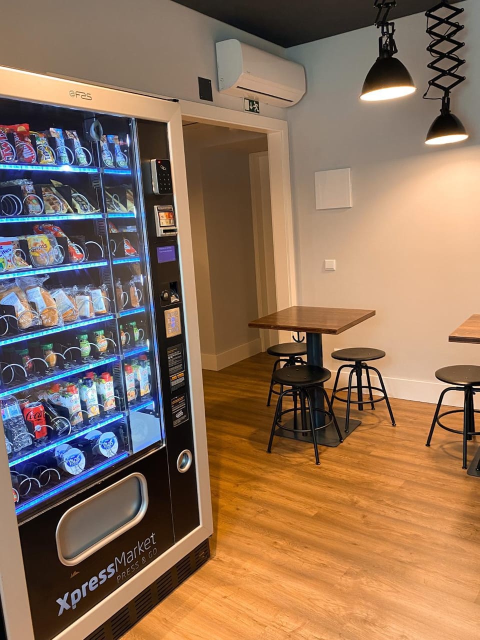 Coffee/tea facilities, Dining area, Communal kitchen, Breakfast, vending machine
