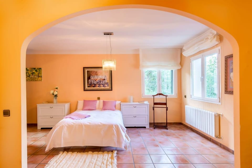 Photo of the whole room, Bedroom