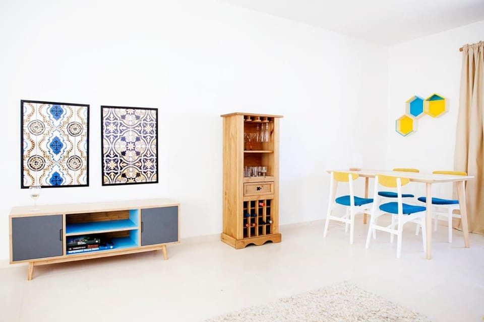Living room, Photo of the whole room, Decorative detail, Seating area, Dining area