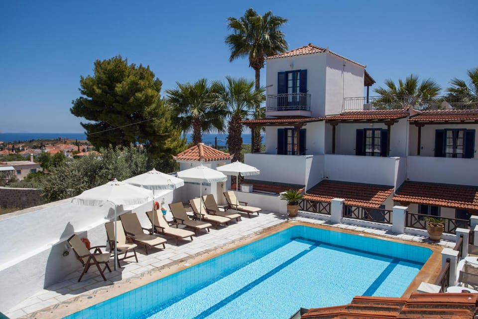 Swimming pool, sunbed