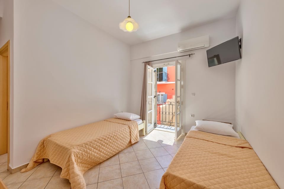 Bed, Balcony/Terrace, Photo of the whole room, City view, Street view, Family