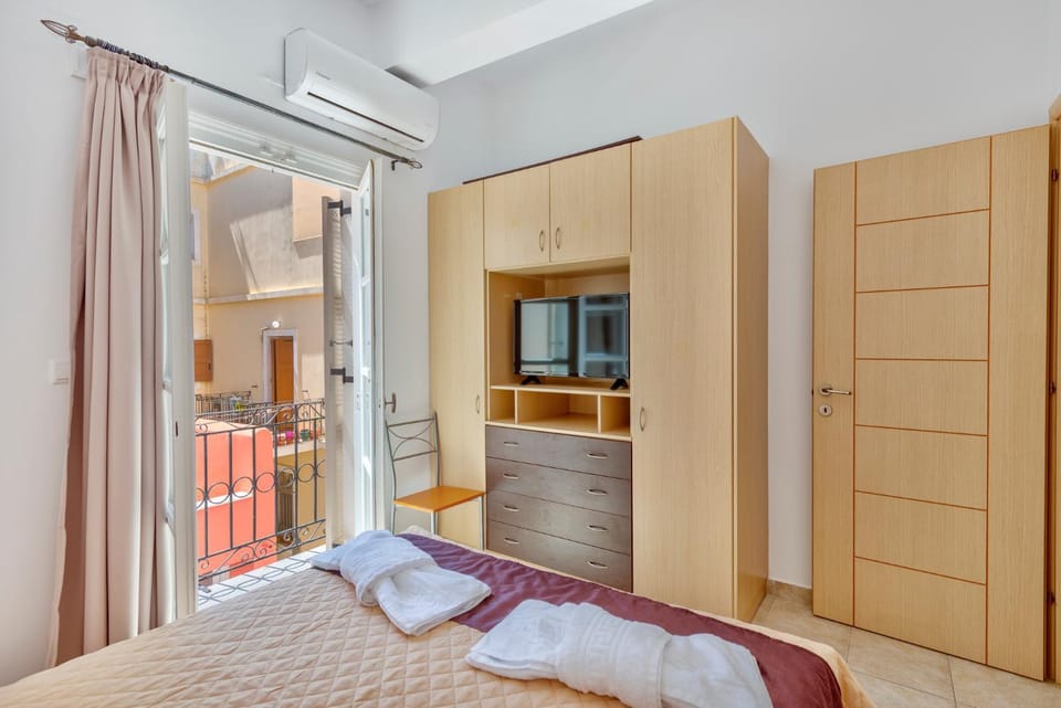 Bed, Balcony/Terrace, Photo of the whole room, Bedroom, City view, Quiet street view