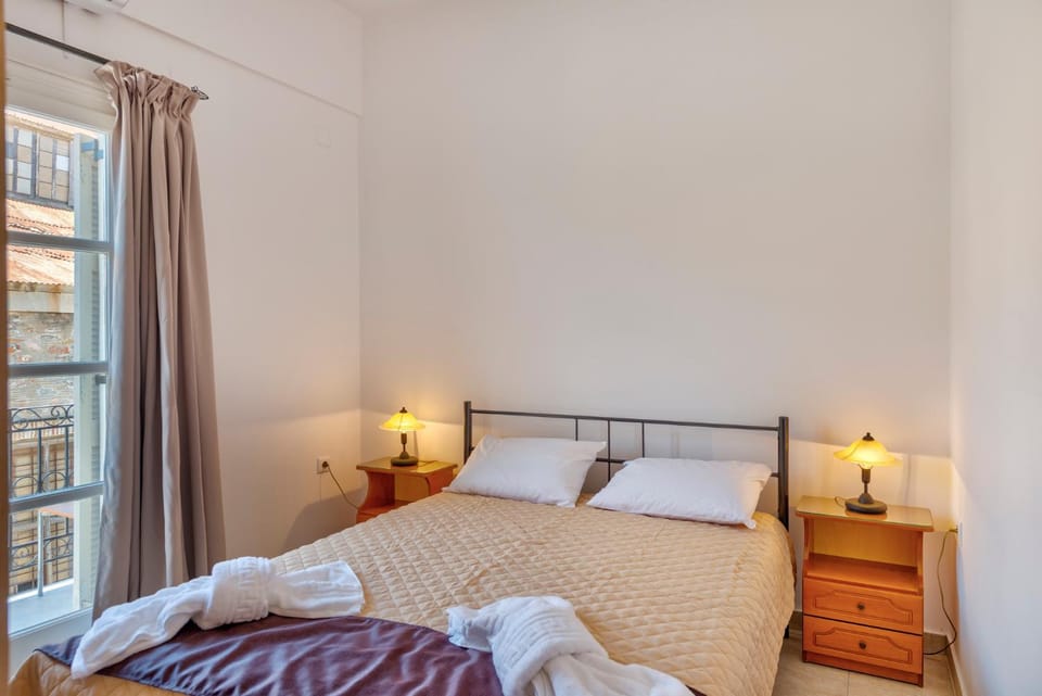 Bed, Bedroom, City view, Sea view