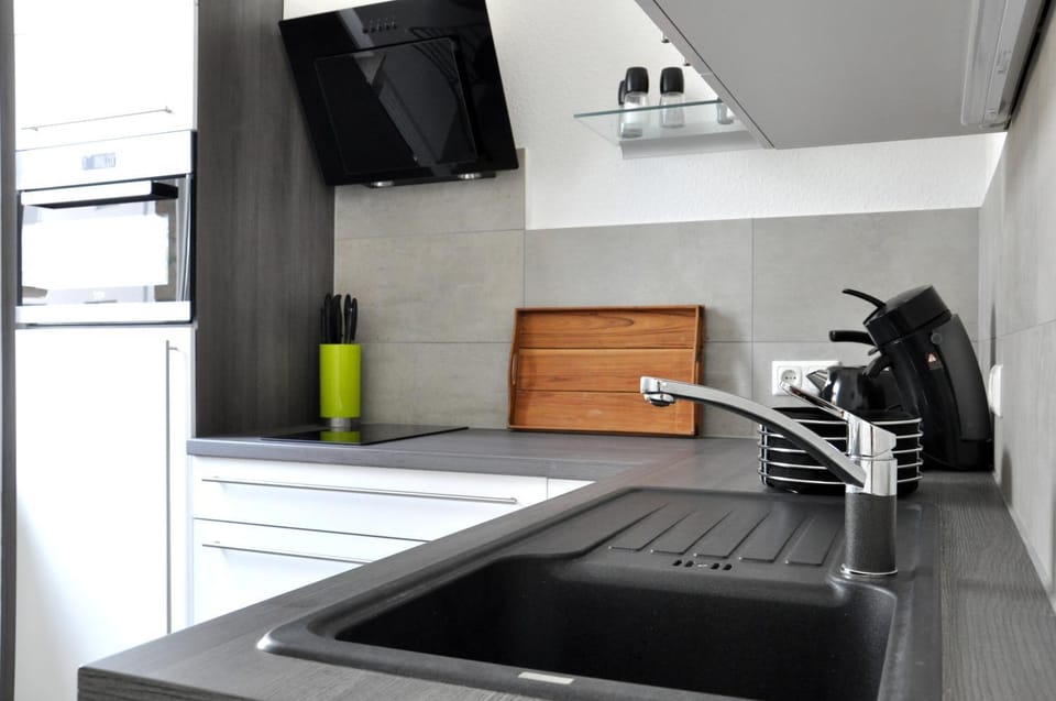 Coffee/tea facilities, Kitchen or kitchenette, Photo of the whole room, Inner courtyard view