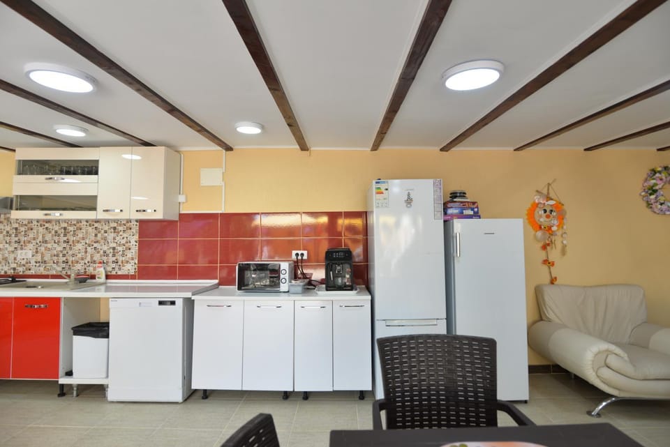 Kitchen or kitchenette, Seating area, minibar, pet friendly