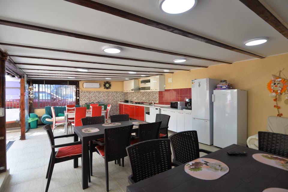 Kitchen or kitchenette, Seating area, Dining area, minibar, stove