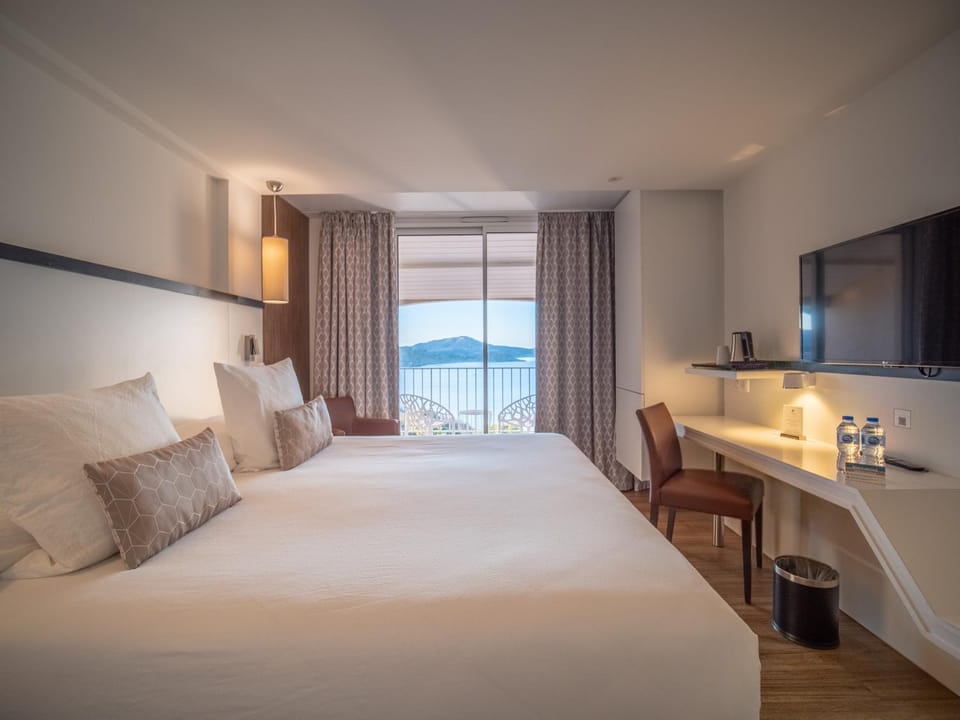 Bed, TV and multimedia, Photo of the whole room, Bedroom, Sea view
