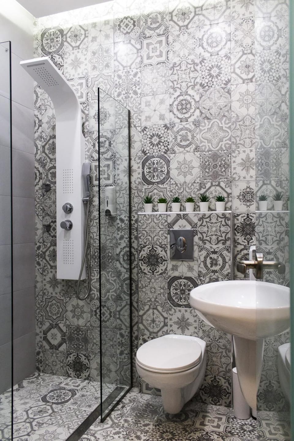 Shower, Toilet, Hot Tub, Bathroom