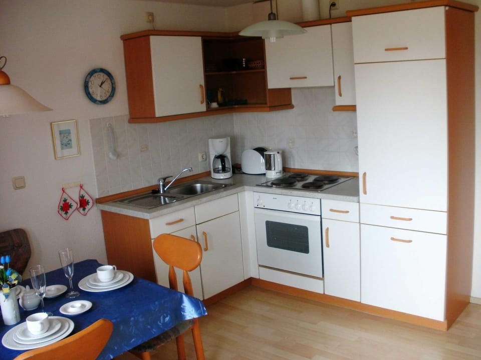 Kitchen or kitchenette, Dining area, pet friendly, stove, toaster