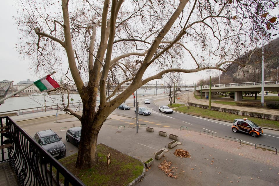 Landmark view, Mountain view, River view, Street view