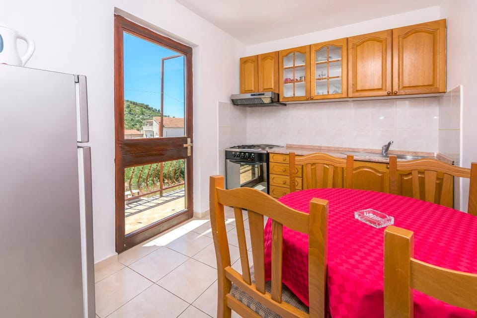 Kitchen or kitchenette, Dining area, oven, stove