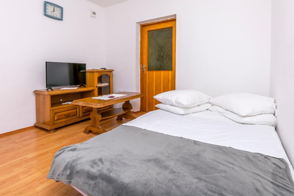 Bed, TV and multimedia, Living room, Photo of the whole room, Bedroom, hair dresser