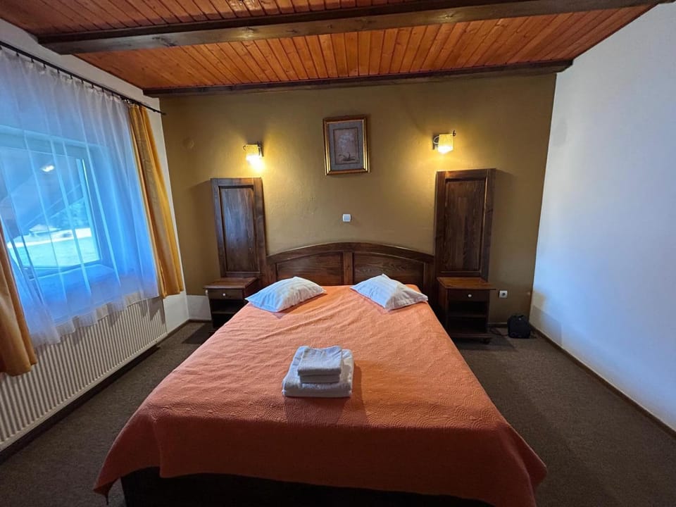 Bed, Photo of the whole room, towels