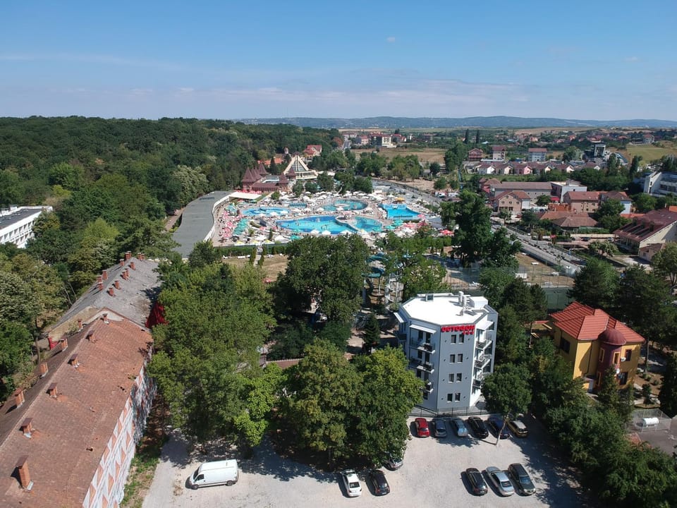 Property building, Bird's eye view, Swimming pool