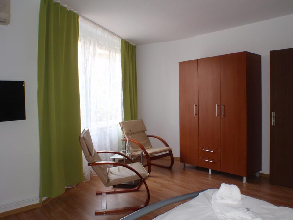 Seating area, Bedroom