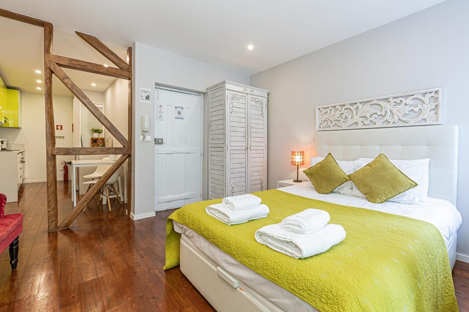 Bed, Kitchen or kitchenette, Bedroom