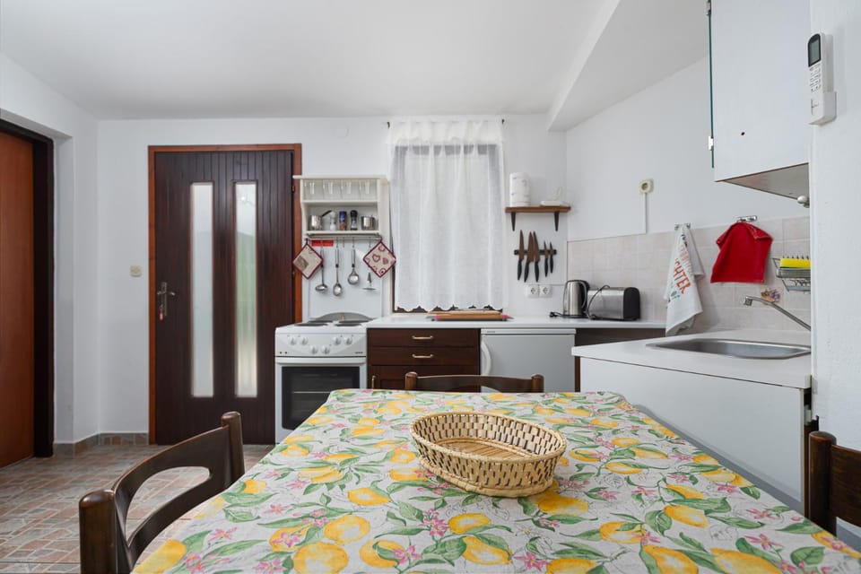 Dining area, kitchen