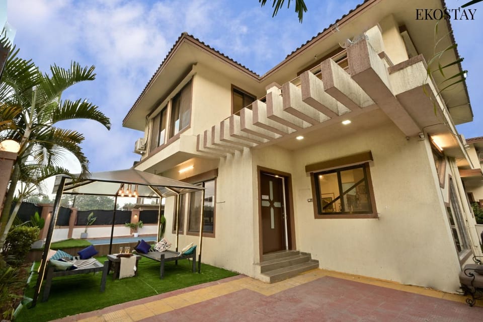 Property building, Patio, Day, Garden, Garden view