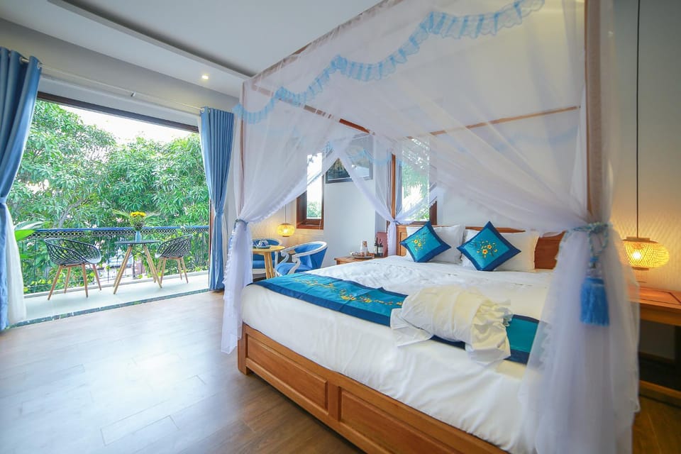 Bed, Photo of the whole room, Bedroom, City view, Street view
