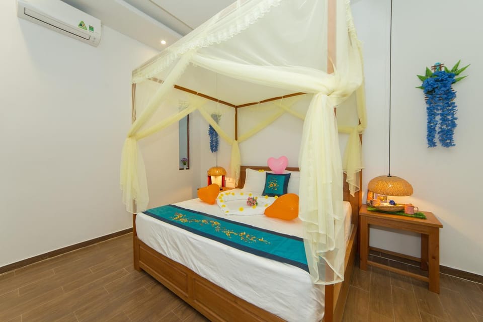 Bed, TV and multimedia, Other, Photo of the whole room, Decorative detail, Seating area, Bedroom