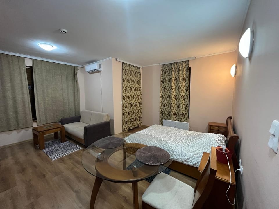 Spacious Studio at Gondola! Fast WiFi, Washer, AC, balcony, quiet Apartment in Bansko