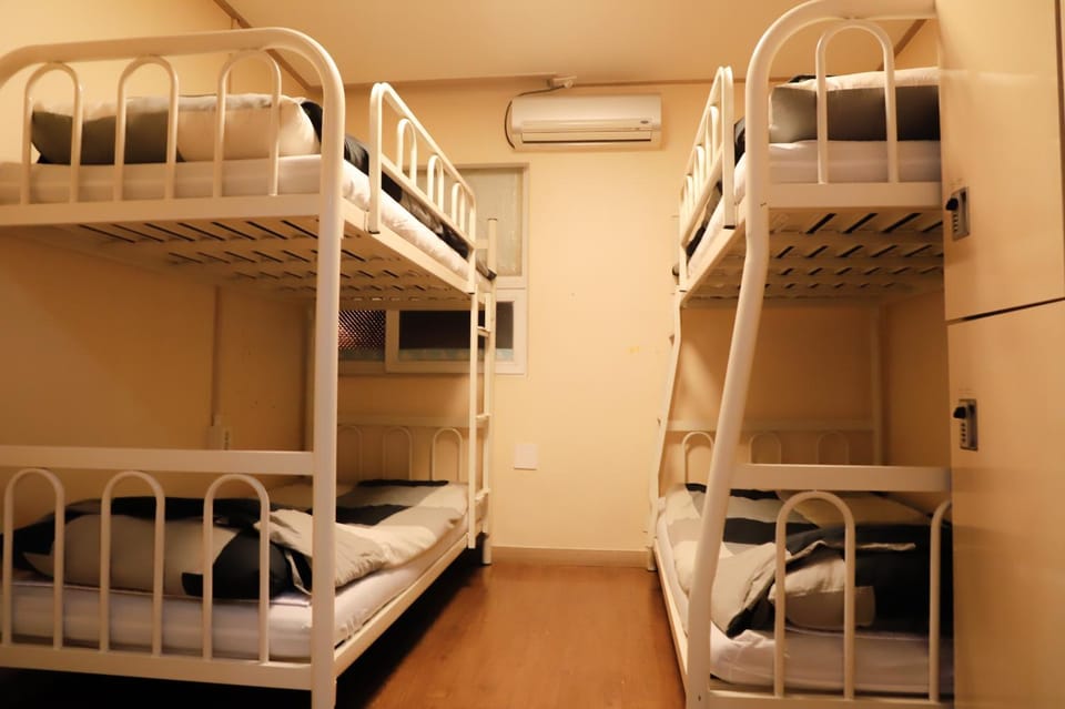 Bedroom, bunk bed