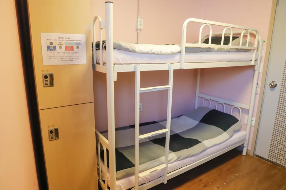Bedroom, bunk bed