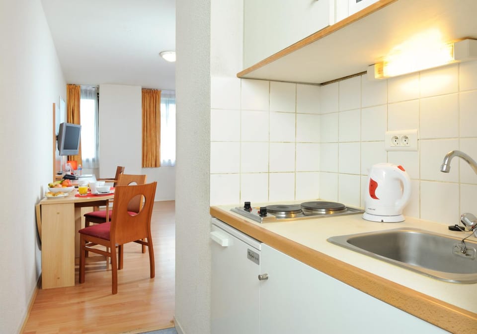 Coffee/tea facilities, Kitchen or kitchenette, Dining area