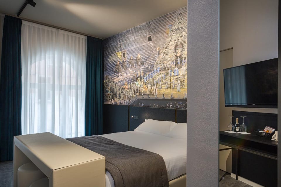 Bed, TV and multimedia, Photo of the whole room, Bedroom
