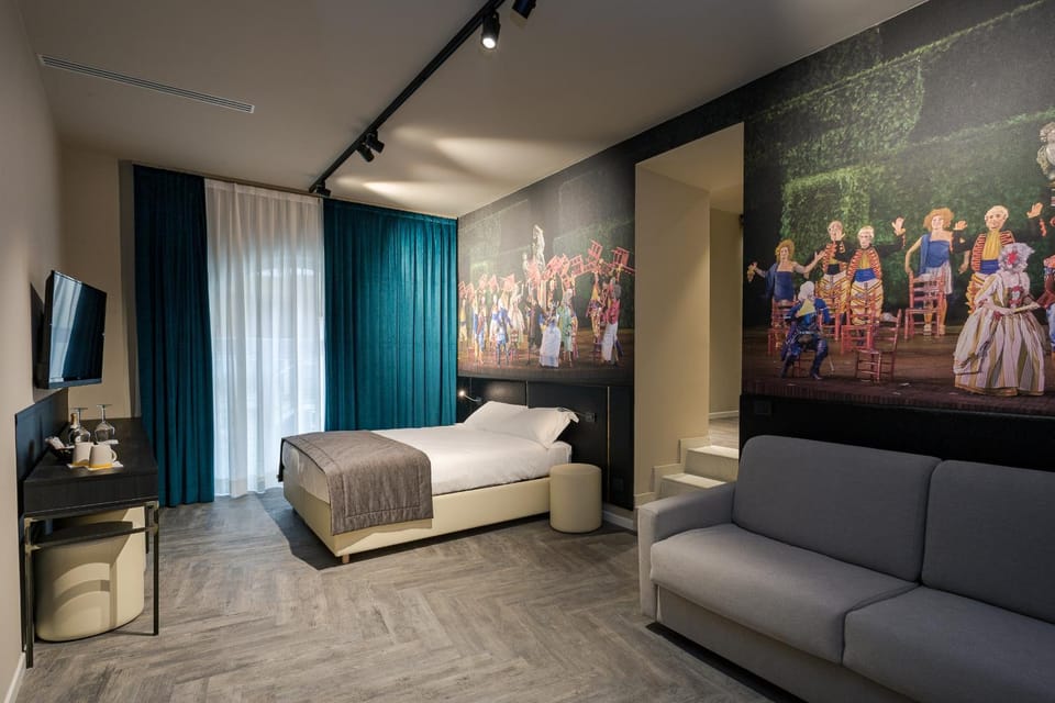Bed, TV and multimedia, Photo of the whole room, Seating area, Bedroom