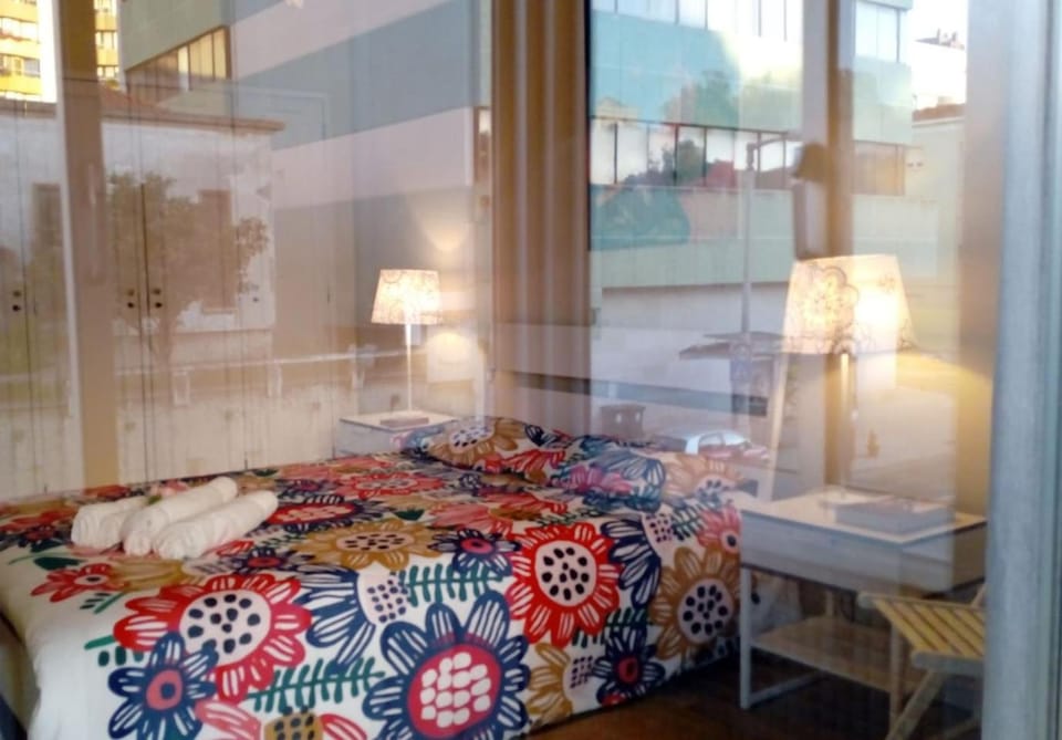 Bed, Bedroom, Street view