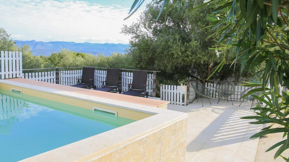 Balcony/Terrace, Swimming pool, sunbed