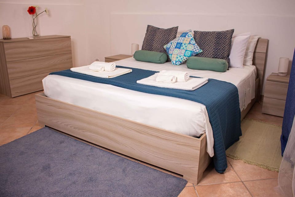 Bed, Bedroom, towels