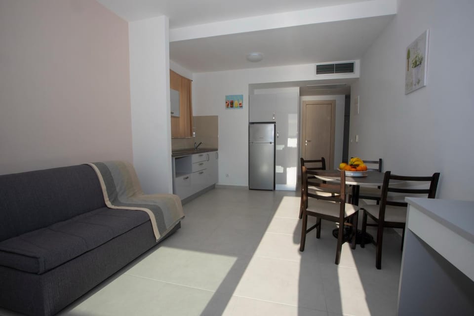 Kitchen or kitchenette, Seating area