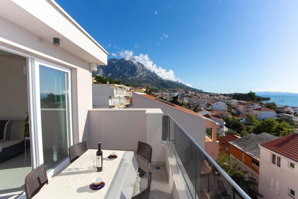 Balcony/Terrace, City view, Mountain view