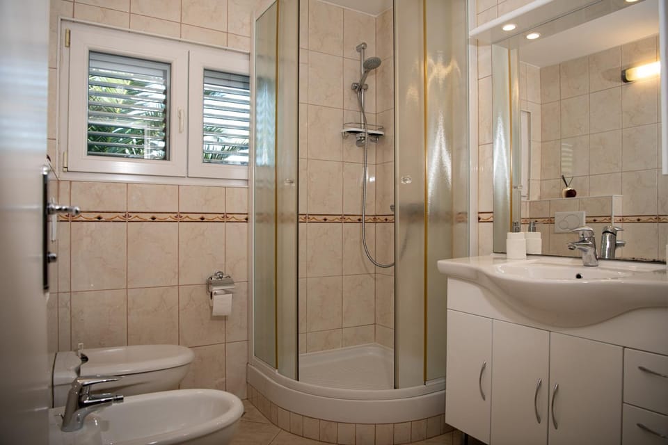 Shower, Toilet, Bathroom, towels