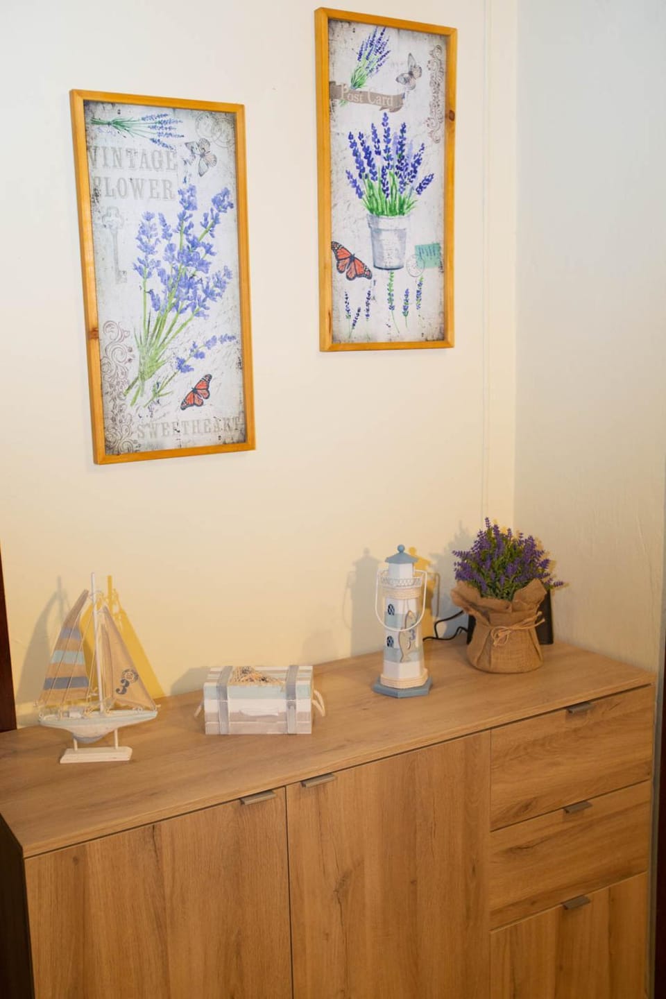 Spring, Summer, Living room, Decorative detail, Dining area, On site